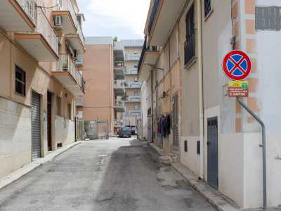 Ci spostiamo quindi in vico San Martino. Anche qui pare di essere in uno scenario urbano qualunque, se non fosse per la piccola indicazione di un ipogeo su sfondo marrone posta sotto un divieto di fermata